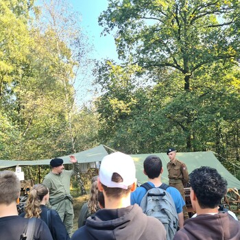 Leerjaar 3 van het Zwijsen College bezoekt Market Garden Basecamp op de Vlagheide in Eerde